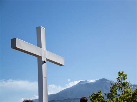 La croce commemorativa sul luogo dell'incidente