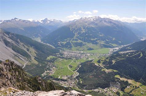 paesaggio panoramico delle montagne di Bormio in estate