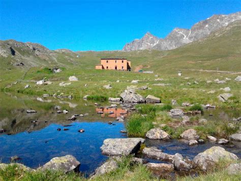 vista del Rifugio Viola e del lago glaciale circostante