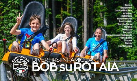 famiglie che partecipano alle attività estive vicino al bob su rotaie