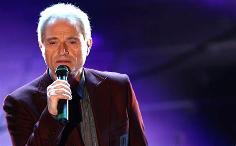 Amedeo Minghi durante un concerto