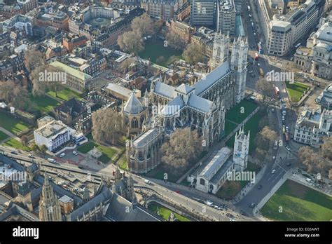 veduta aerea della Westminster Abbey, luogo centrale per la storia della monarchia britannica