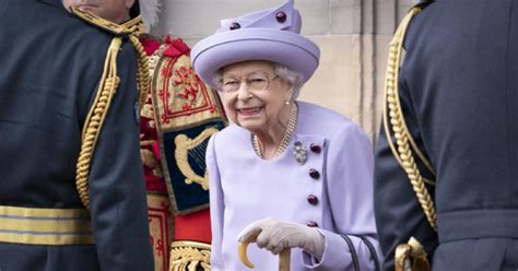 La Regina Elisabetta II durante un impegno ufficiale, simbolo di stabilità nel rapido mutamento dei tempi