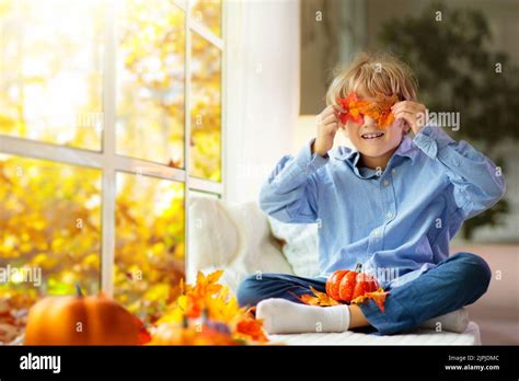Bambino che indossa un accessorio elegante e moderno in un ambiente domestico luminoso