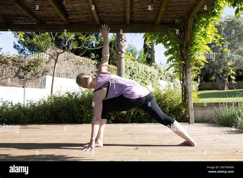 Donna che pratica yoga in un ambiente sereno