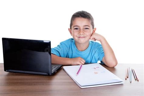 bambino che studia con supporto