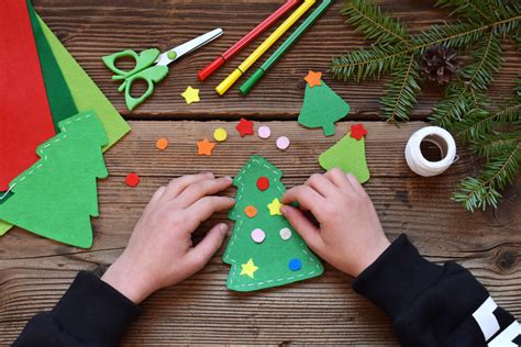 Bambini che realizzano lavoretti natalizi in classe