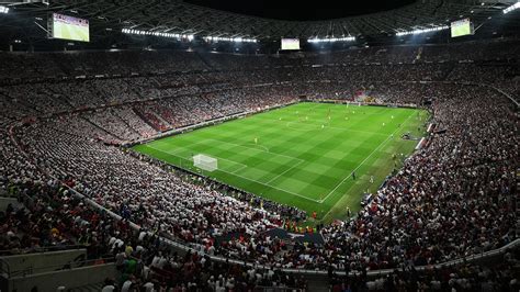 Stadio Etihad Stadium illuminato per una serata di Champions League