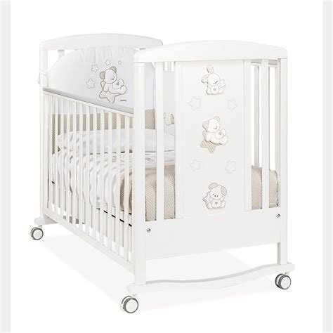 Culla con design a tema orsetto in una camera da letto neonatale luminosa