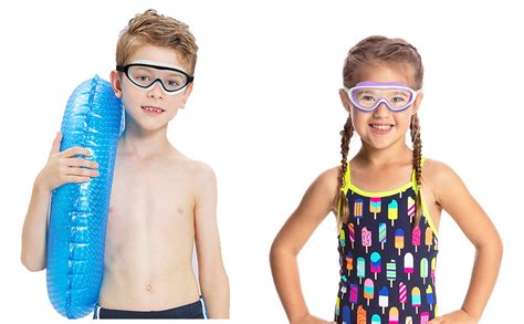 Bambina che indossa occhialini da nuoto colorati in piscina