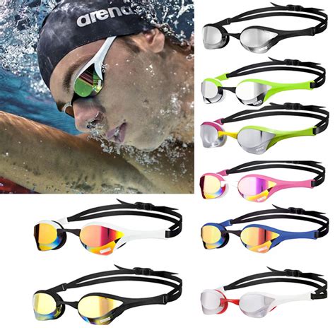 Diverse tipologie di accessori per il nuoto, dagli occhialini alle cuffie