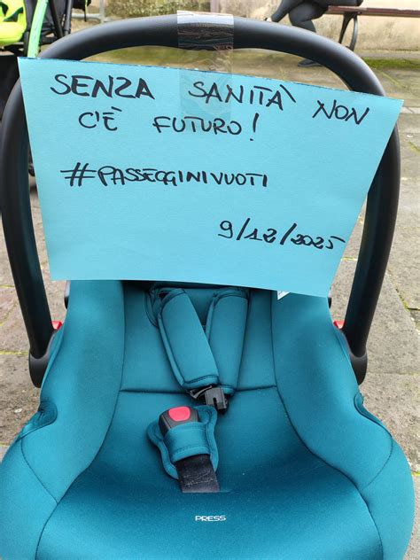 Protesta dei genitori con passeggini vuoti davanti a Palazzo delle Aquile