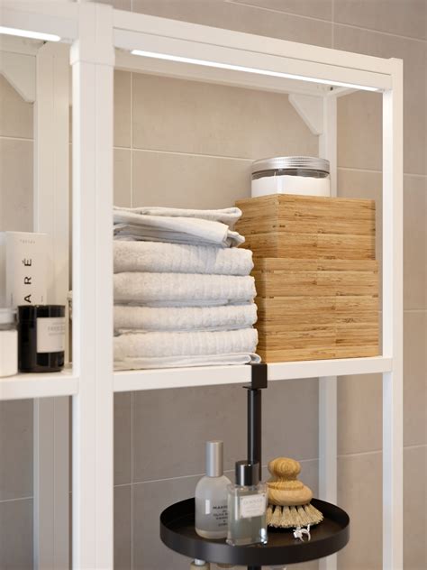 Una collezione di prodotti da bagno de L'Erbolario disposti armoniosamente in un ambiente luminoso e naturale