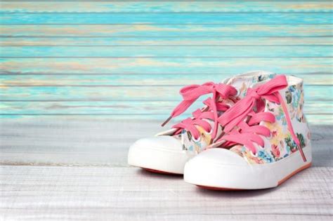 immagine poetica di scarpe per bambini accanto a fiori di campo