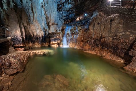 Cascata sotterranea all'interno delle Grotte di Stiffe