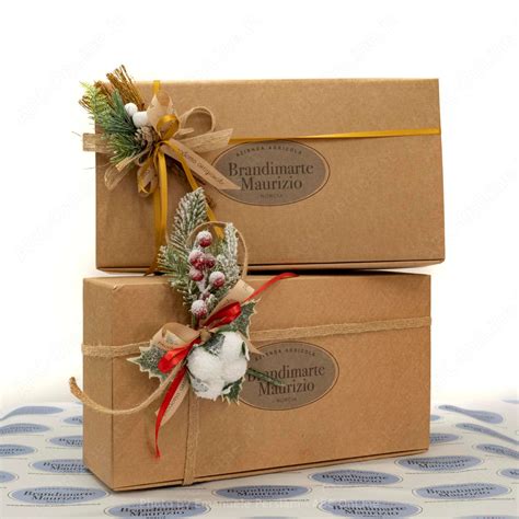 Confezione regalo originale di un capo firmato, esposta accanto all'etichetta di autenticità per mostrare la cura nel packaging