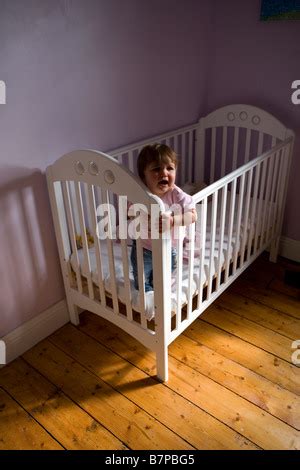 Bambino che si alza in piedi nella culla