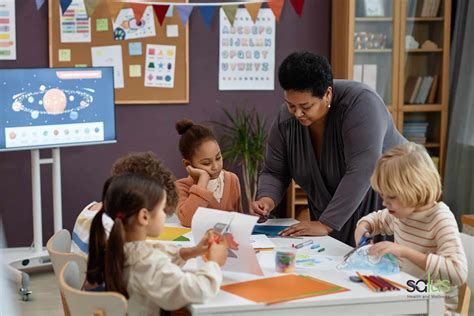 Insegnante interagisce con i bambini in un ambiente di apprendimento