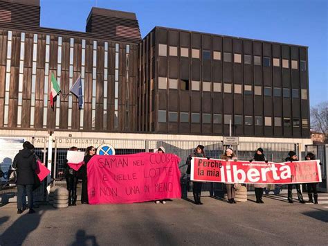 Manifestazione di attiviste pro-life davanti a un tribunale