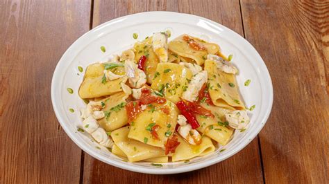 Piatto di paccheri al sugo di coccio