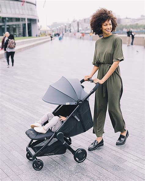 Passeggino Ergobaby Metro in movimento su strada
