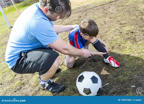 bambino che gioca a calcio con scarpe adidas