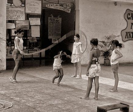 Bambini che giocano con bambole meccaniche in un ambiente domestico anni 60