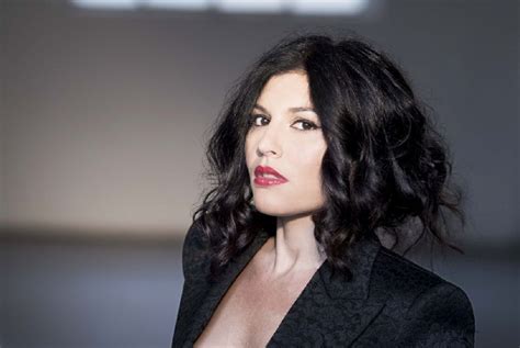 Giusy Ferreri sul palco durante un'esibizione dal vivo