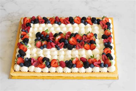 Torta crostata decorata con pasta frolla a tema per compleanno