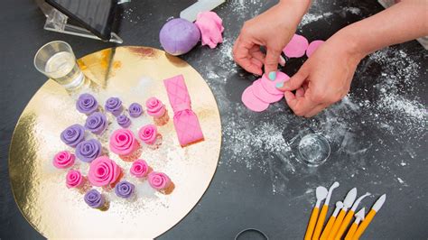 Esempio di decorazione con pasta di zucchero e tool di modellazione