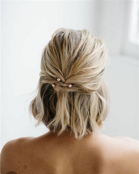 Semiraccolto per bambine con i capelli corti