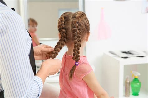 Due trecce per bambina con i capelli medio lunghi