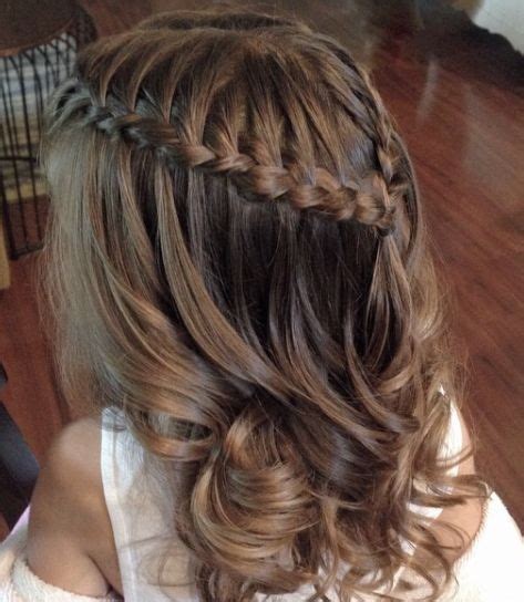 Semiraccolto con treccia semplice per bambina con i capelli lunghi