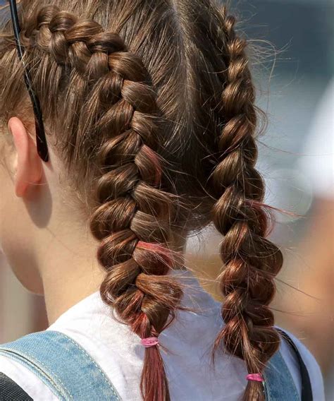 Due treccine laterali alte ideali per le bambine che vanno a scuola