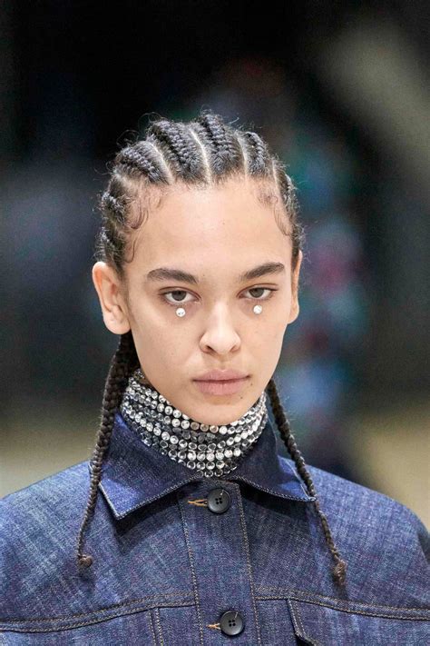 Treccine attaccate alla testa ed elastici per bambine