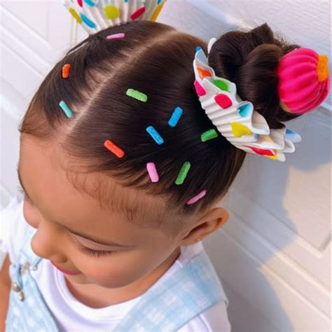 Bambina con due codini decorati