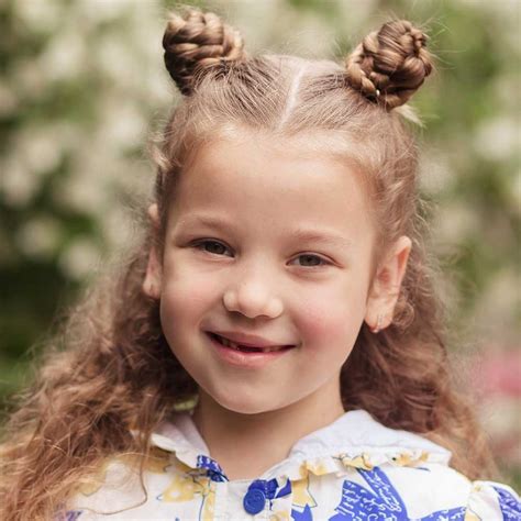 Coda alta laterale e cerchietto per bambina con i capelli ricci