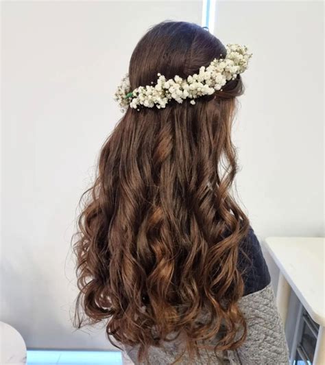 Capelli sciolti e coroncina per bambina