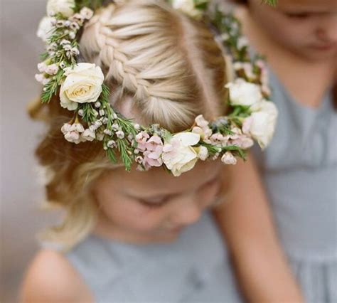 Acconciatura con fiori e coroncina per la bambina che fa la cresima
