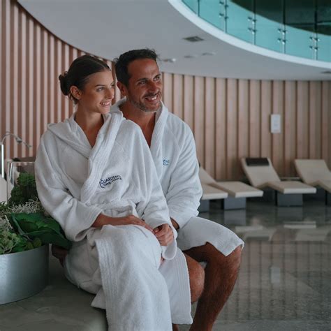 Coppia rilassata in accappatoi in una spa