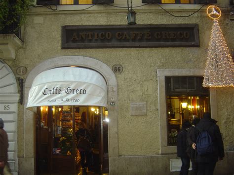 L'interno storico dell'Antico Caffè Greco a Roma