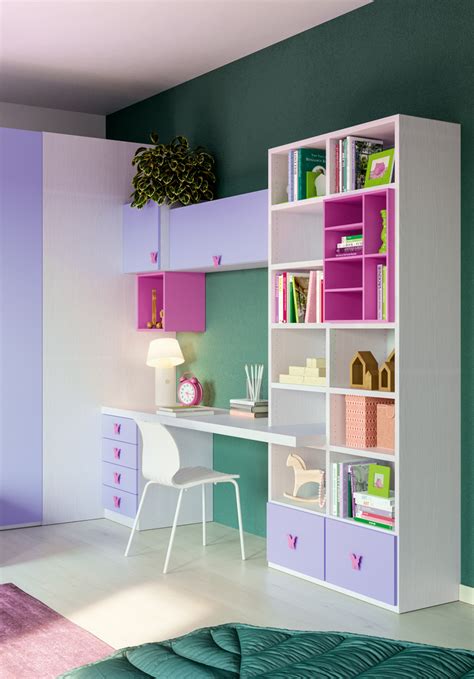Cameretta organizzata con libreria a vista e colori pastello
