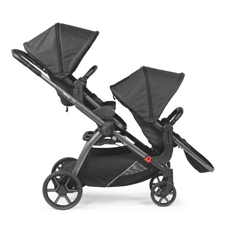 Famiglia con passeggino gemellare Peg Perego