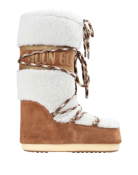 Un collage di diversi modelli di Moon Boot: stivali, stivaletti e sneakers