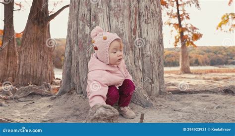 bambina che indossa una felpa colorata in un parco autunnale