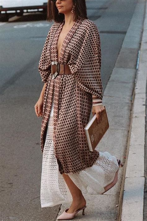 Outfit con tutina pantaloncino e kimono lungo