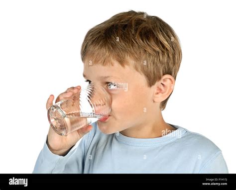 Illustrazione di un bambino felice che beve da un bicchiere