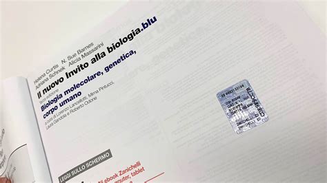 Primo piano di un codice ricambio stampato su un componente metallico