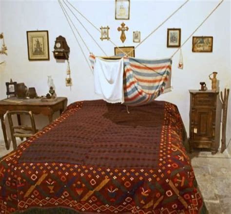 rappresentazione antica di una naca sospesa in una casa contadina