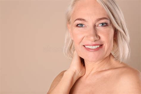 Ritratto di una donna affascinante e matura
